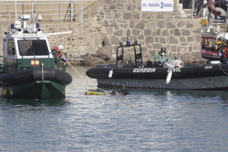 La Guardia Civil rescata el cadáver de una persona cerca del puerto de Melilla