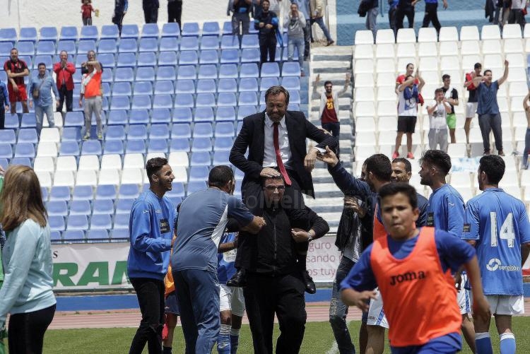 Al final del partido el técnico local Granero es aupado a hombros por los aficionados