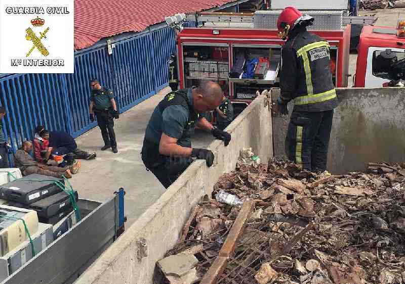 Rescatan a dos inmigrantes ocultos entre la chatarra en Punto Limpio Melilla