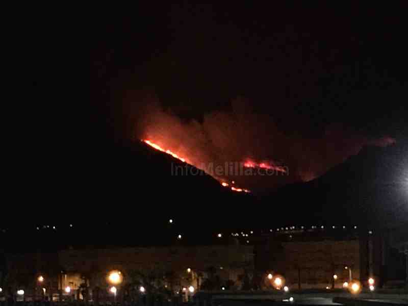 Un incendio quema una gran extensión del Monte Gurugú
