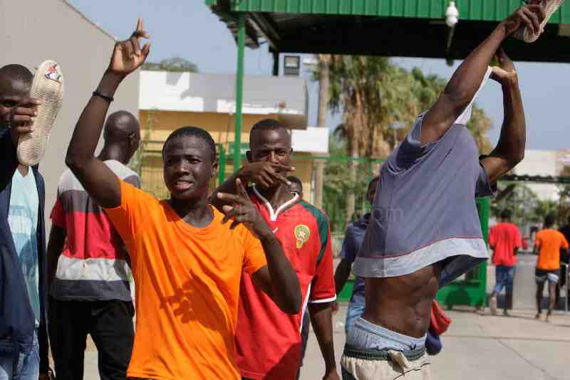 Más de un centenar de inmigrantes entran a Melilla tras lograr saltar valla
