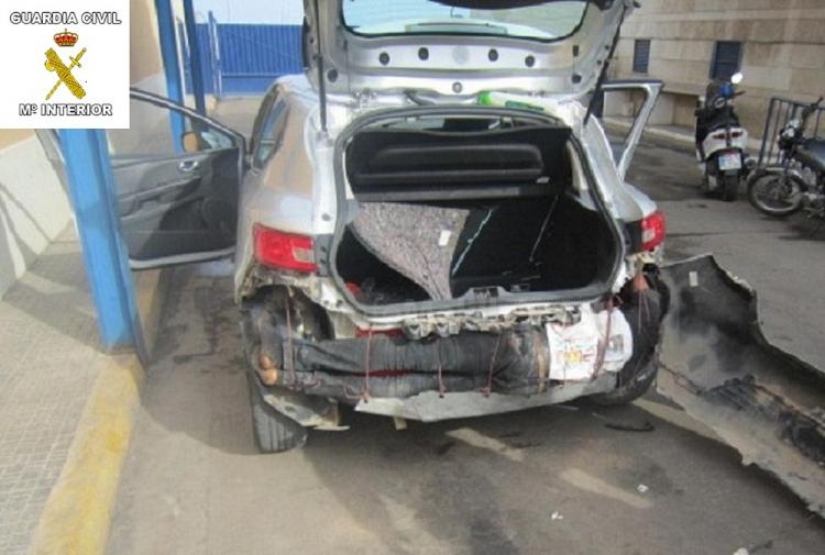 Rescatados 3 inmigrantes en dobles fondos de coches en la frontera de Melilla