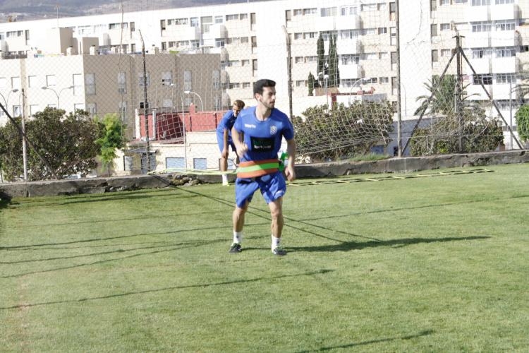 Unión Deportiva Melilla: Josu y el calor aprietan, pero no ahogan