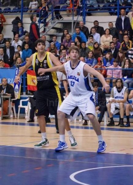 González de Terry en su primera etapa en Melilla Baloncesto con el mitico Nacho Romero de fondo