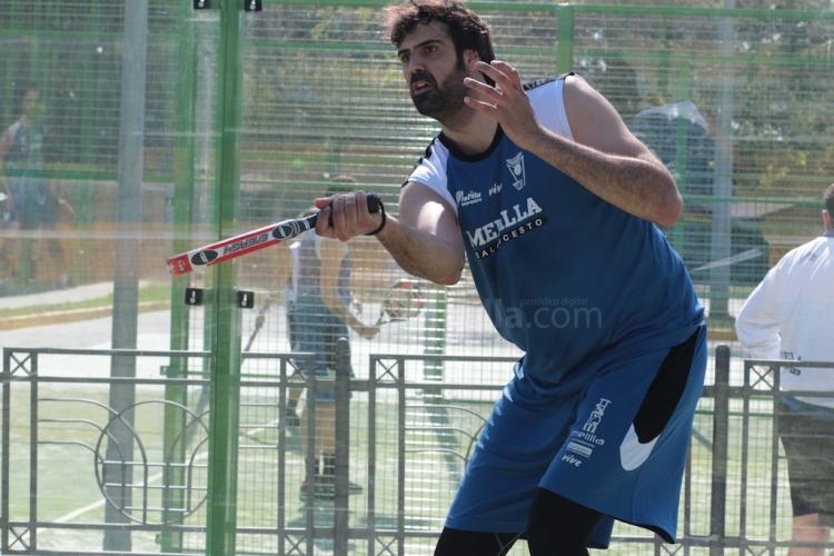 Melilla Baloncesto se divierte jugando al pádel