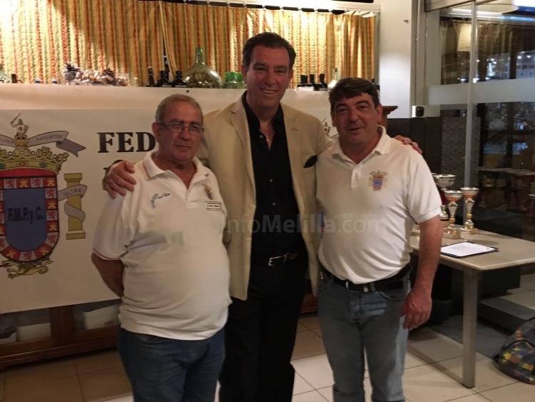 El consejero de Deportes junto a lpresidente de la APDM y el de la Federación local de Pesca y Casti
