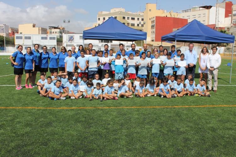 El consejero de Deportes visita a los niños de los dos campamentos de la Fundación Socio Cultural y Deportiva de la FMF