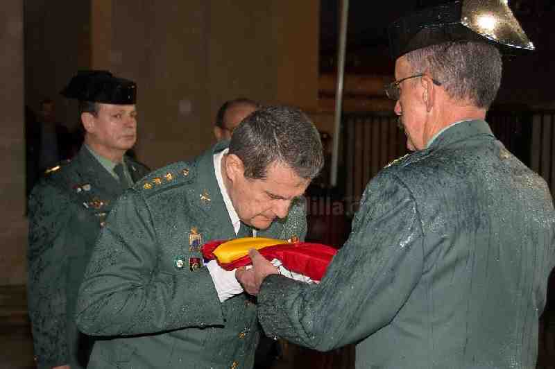 La Guardia Civil realiza un solemne y emotivo arriado de bandera para despedir al coronel Jefe de la Comandancia