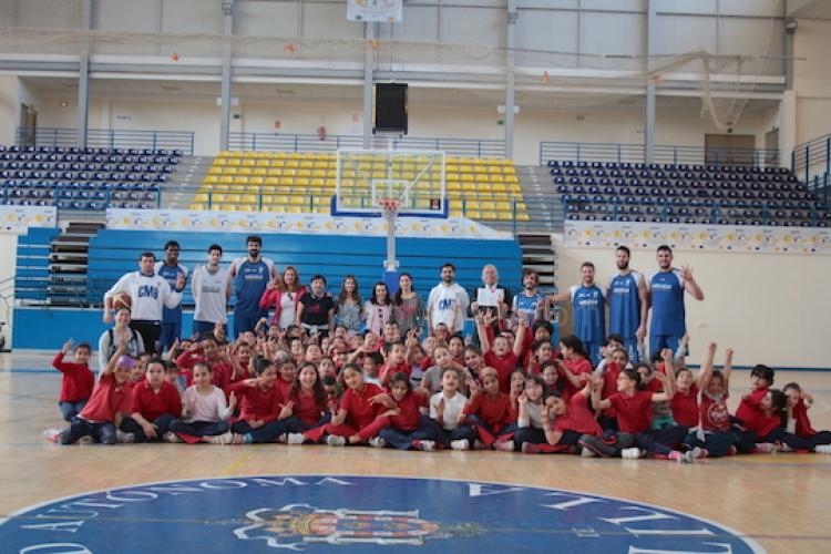 Melilla Baloncesto recibe la visita de los alumnos del CEIP León Solá