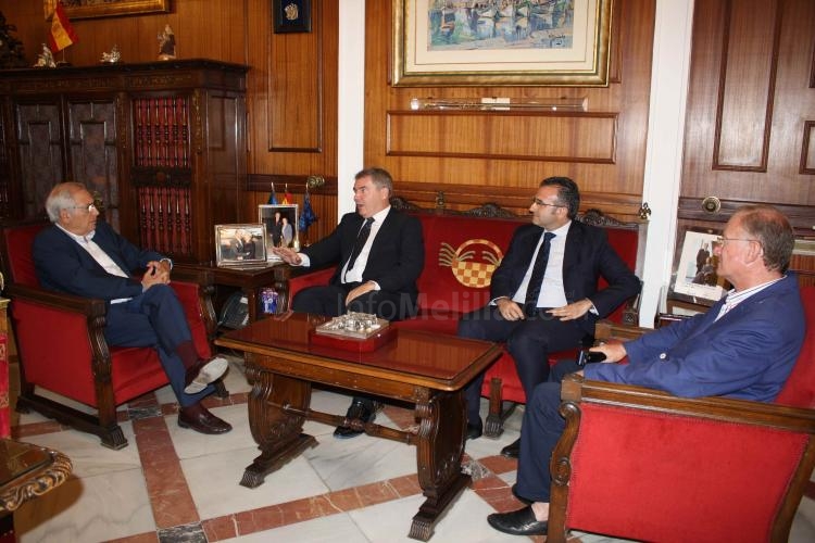 Juan José Imbroda recibe al presidente del Cádiz C.F., Manuel Vizcaíno