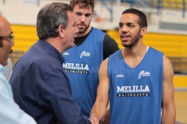 Antonio Miranda visita a la plantilla del Melilla Baloncesto