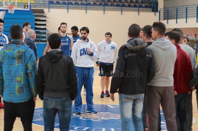 Los chicos del Fuerte de la Purísima Concepción visitan el entrenamiento del Decano