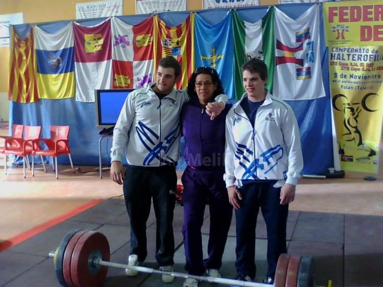 Los hermanos Sánchez, David y Manuel, con Idalia Valdés