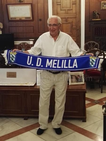 El presidente de la Ciudad recibe su carnet de la U.D. Melilla