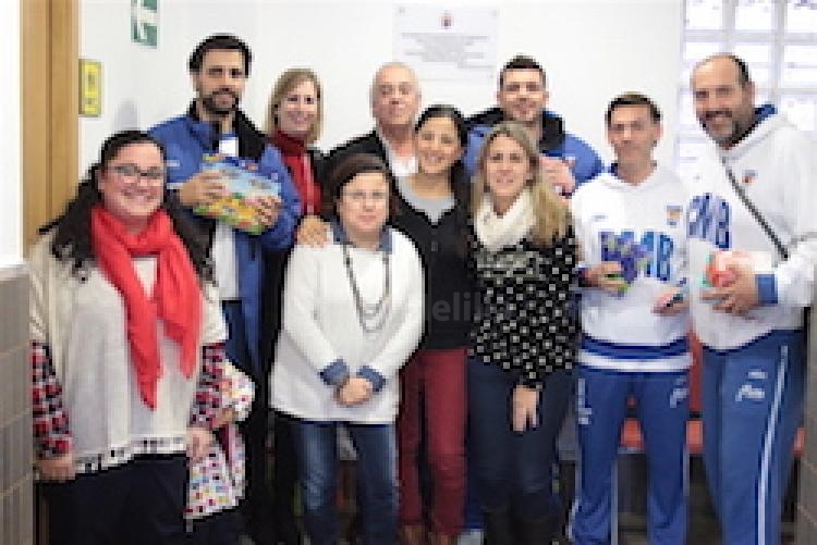 El cuerpo técnico del Melilla Baloncesto entrega material escolar a la Ludoteca “Hermana Eucaristía"