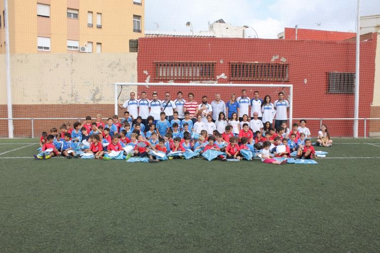 Clausurada la temporada de la Escuela de Fútbol con la entrega de diplomas y regalos