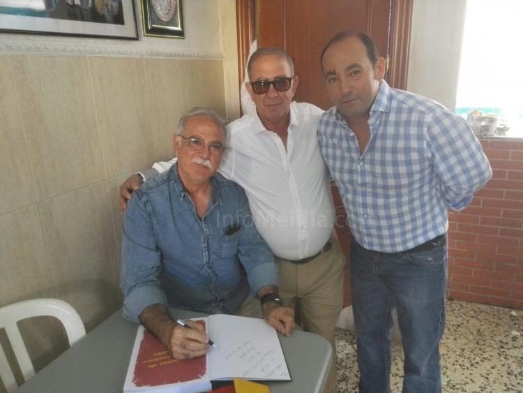 Manuel Agulló firmando su libro para la APDM