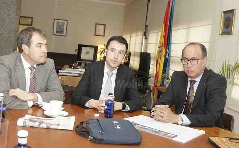 José Luis Blanco, en el centro, junto al delegado del Gobierno, Abdelmalik El Barkani, a la derecha