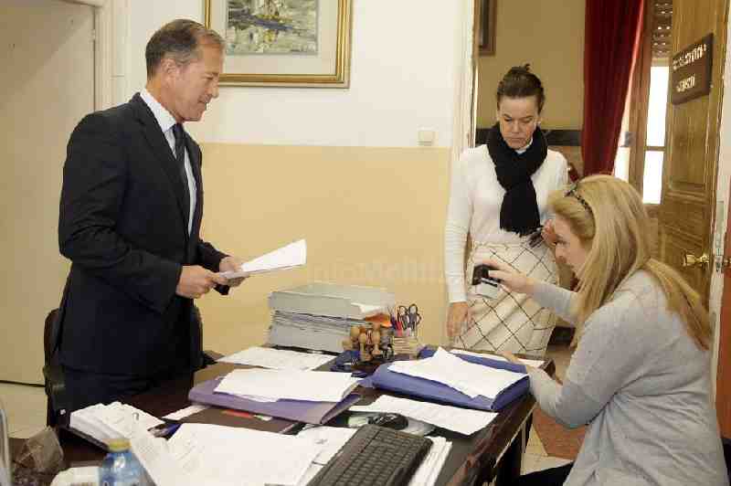 Marín entregando su acta de diputado