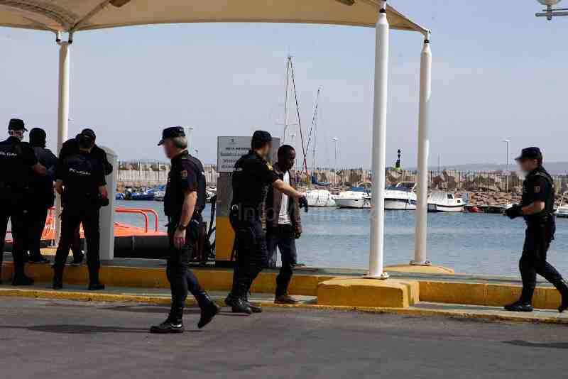 Salvamento Marítimo traslada a Melilla a 32 inmigrantes de una patera
