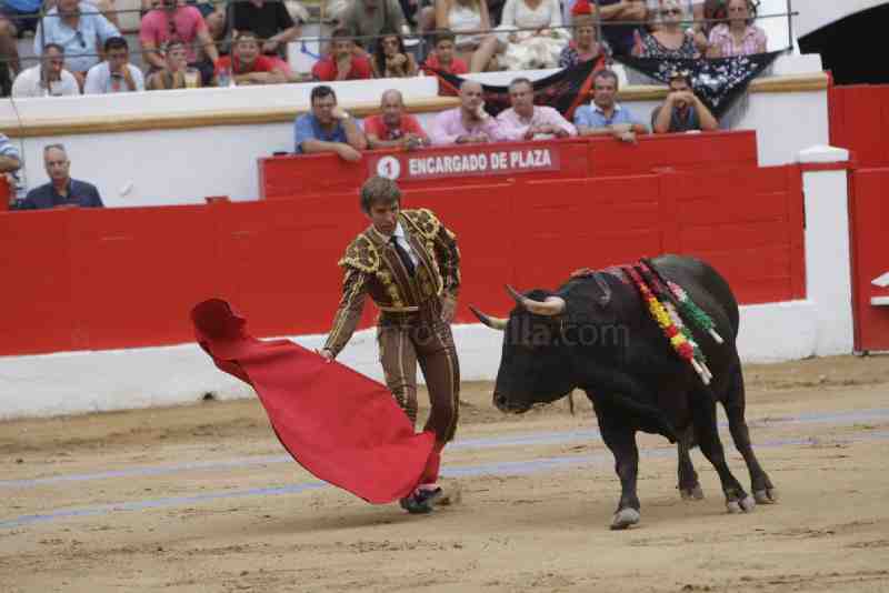 Triunfo rotundo de Padilla, que corta cuatro orejas y un rabo en Melilla