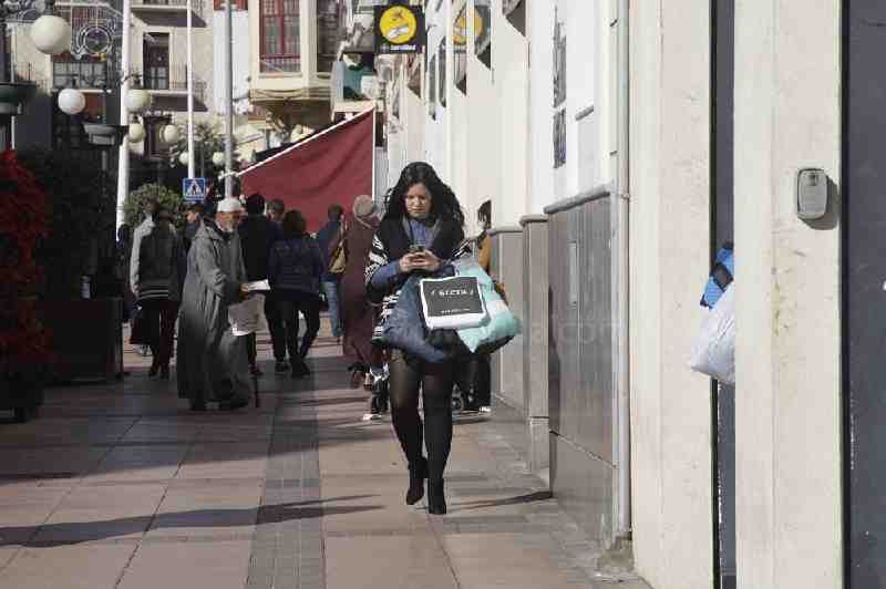 A pesar de la resaca de las compras navideñas, muchos melillenses han acudido a los comercios locales en el primer día oficial de rebajas