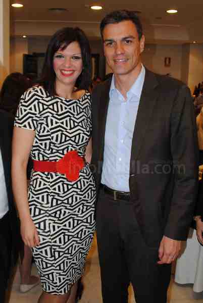 Sabrina Moh junto a Pedro Sánchez