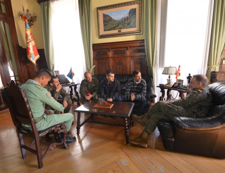 Imagen donde se aprecia que departen una charla en el despacho del Comandante General
