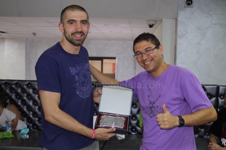 Franch recibe el trofeo ‘PMV’ de manos de la Peña Pitufilla