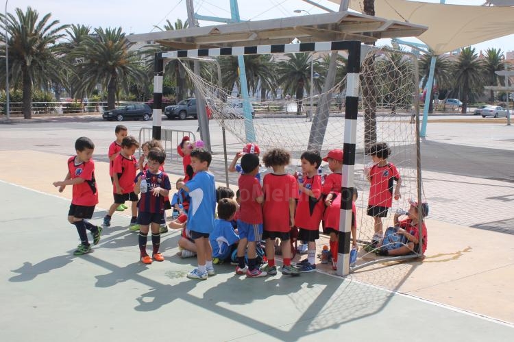 La Escuela de Fútbol de la Fundación de la FMF organiza con éxito el día de ‘juegos en la calle’