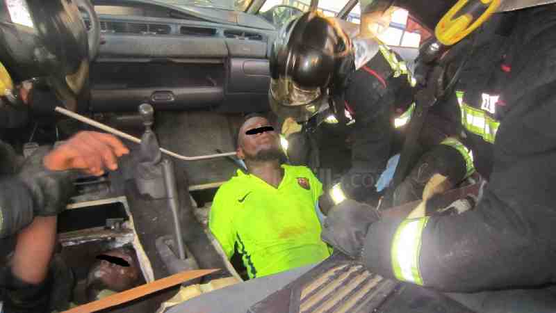 Rescatan a 4 inmigrantes subsaharianos ocultos en dobles fondos de un coche