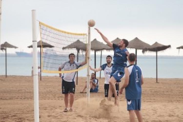 El Melilla Baloncesto se ejercita en la playa de San Lorenzo