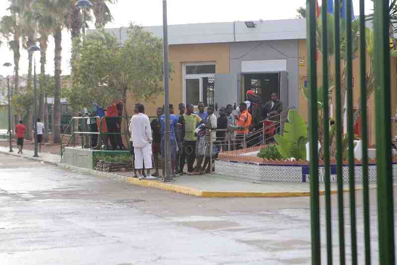 Diez inmigrantes, de un grupo de 50, entran en Melilla tras saltar la valla