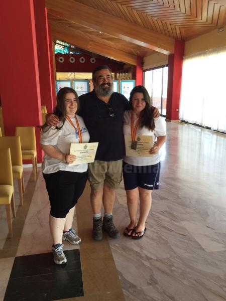 El presidente con Cristina Muñoz y Paula Mazariegos