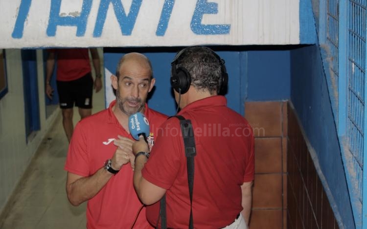 Monteagudo en túnel de vestuarios atendiendo a un compañero de medios