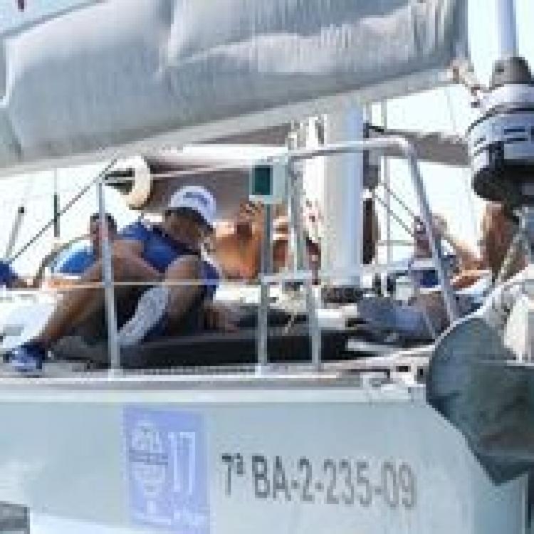 "Icue IV" lidera la flota de la "Regata Dos Continentes" a su paso por Chafarinas