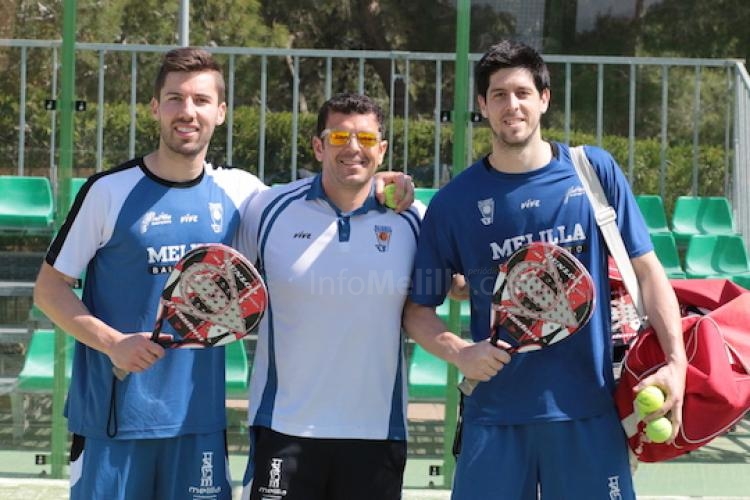 Melilla Baloncesto se divierte jugando al pádel