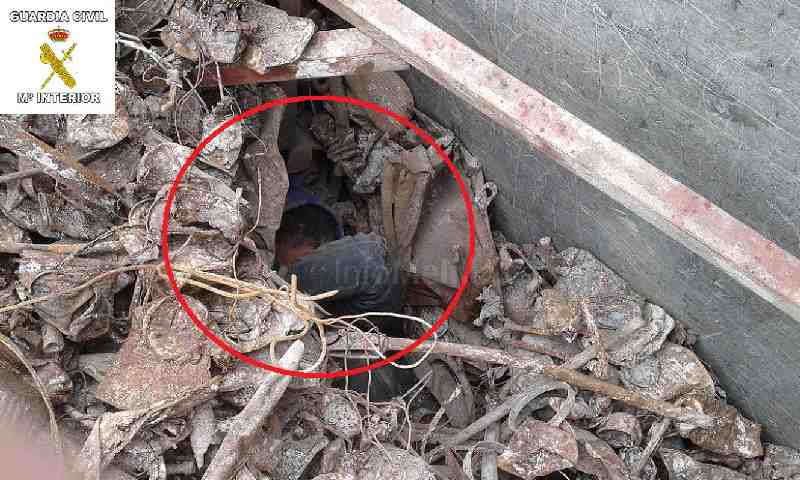 Rescatan en Melilla a 15 menores ocultos en una batea y a otros 58 en el puerto