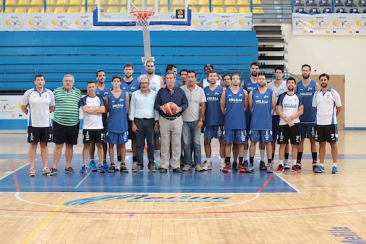 Antonio Miranda visita a la plantilla del Melilla Baloncesto