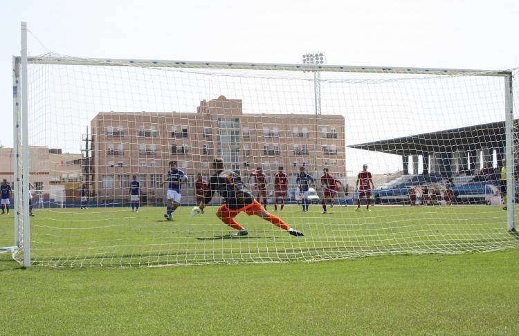 Lanzando el penalti transformado ante el Mérida