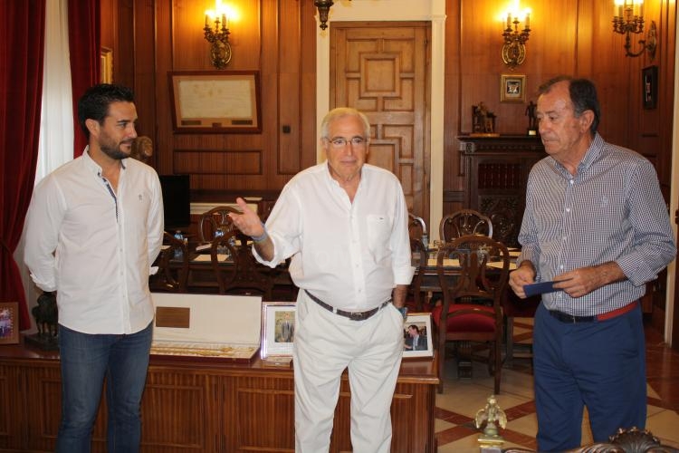 El presidente de la Ciudad recibe su carnet de la U.D. Melilla