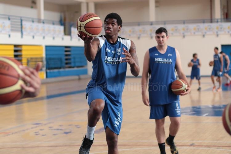 Edwarsd balón en mano haciendo uno de los ejercicios