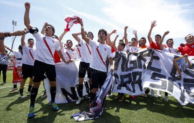 Los sevillistas del filial celebrando su ascenso ante el Lléida