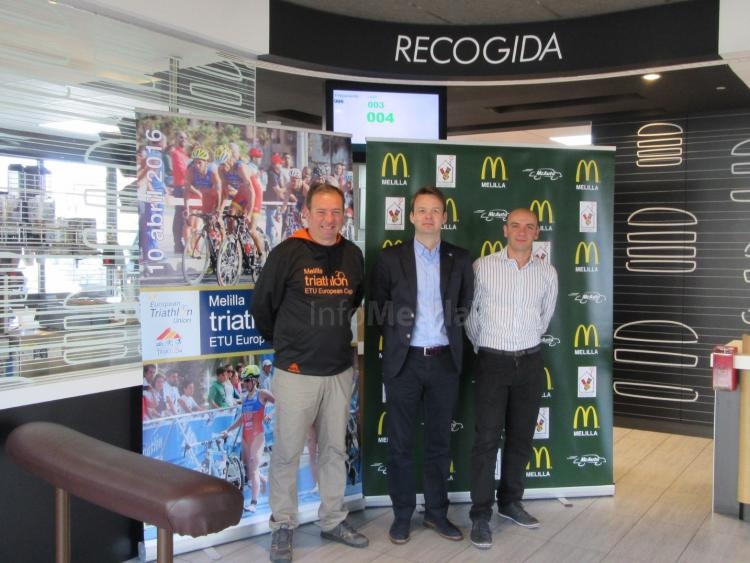 El presidente de Trialon de la melillense, Javier Guillot junto a representantes de McDonald’s