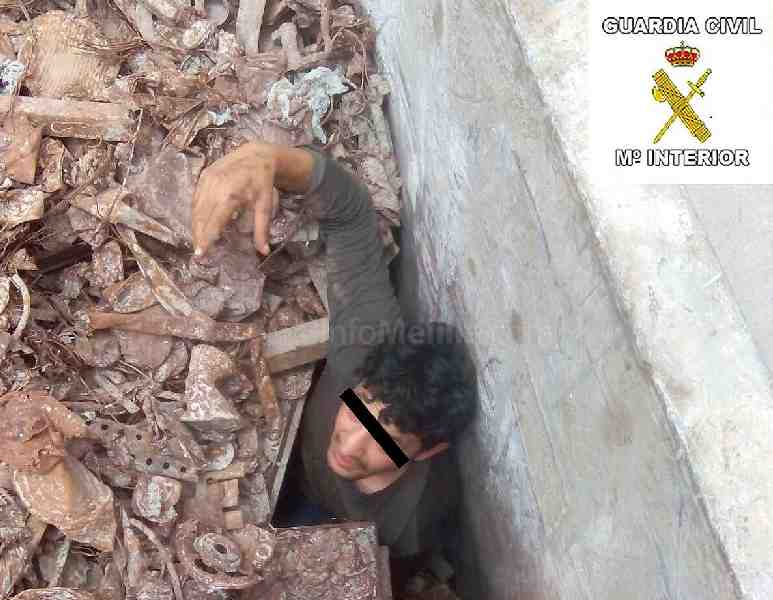Rescatan a dos inmigrantes ocultos entre la chatarra en Punto Limpio Melilla