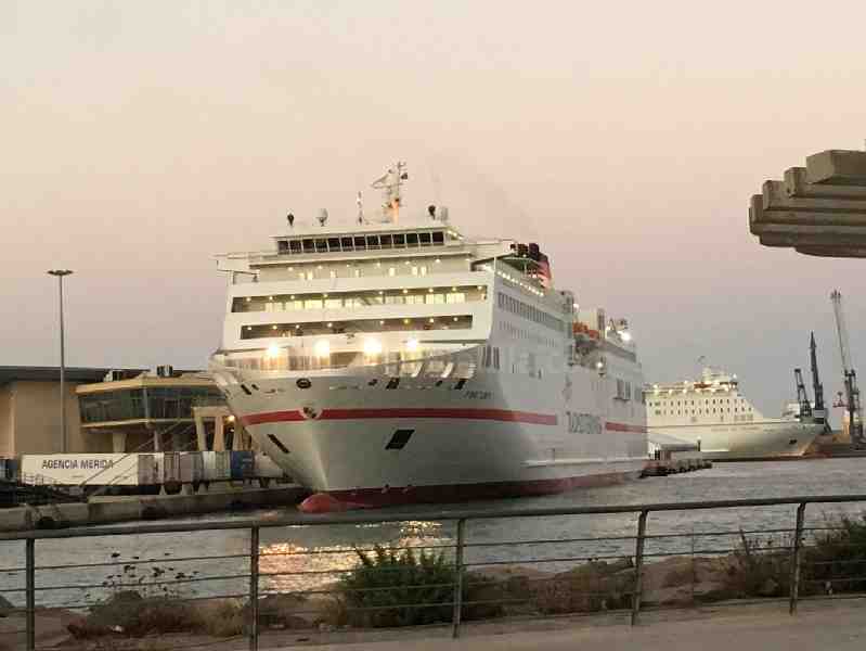 Cerrada una pasarela del puerto de Melilla por la colisión de un barco