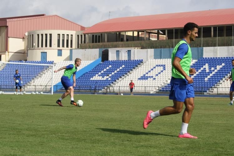 Unión Deportiva Melilla: Dura doble sesión de trabajo bajo un sol de justicia