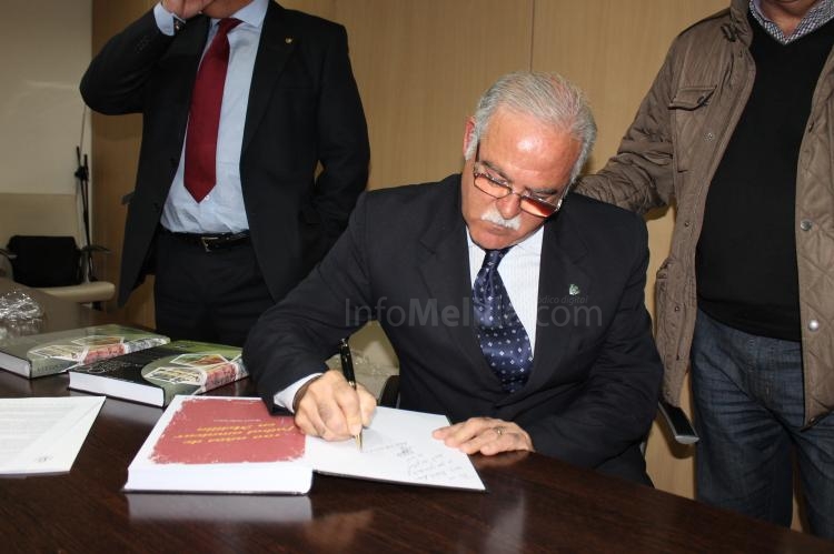 Firmando uno de los ejemplares