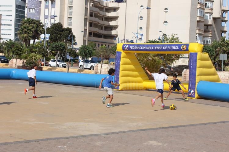 La Escuela de Fútbol de la Fundación de la FMF organiza con éxito el día de ‘juegos en la calle’