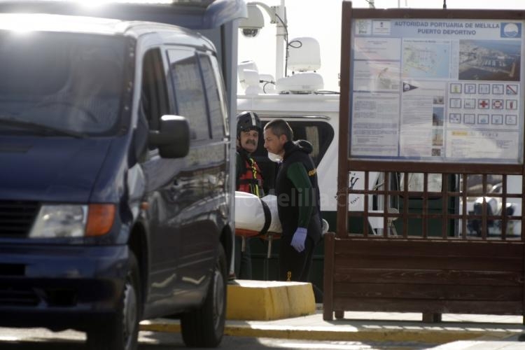 La Guardia Civil rescata el cadáver de una persona cerca del puerto de Melilla
